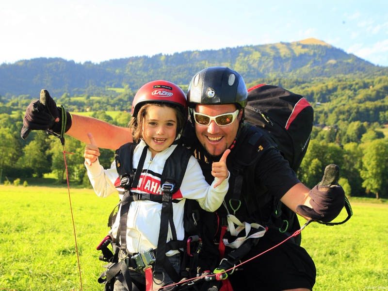 © Baptême de l'air en parapente - Vol découverte - Les Hirondailes