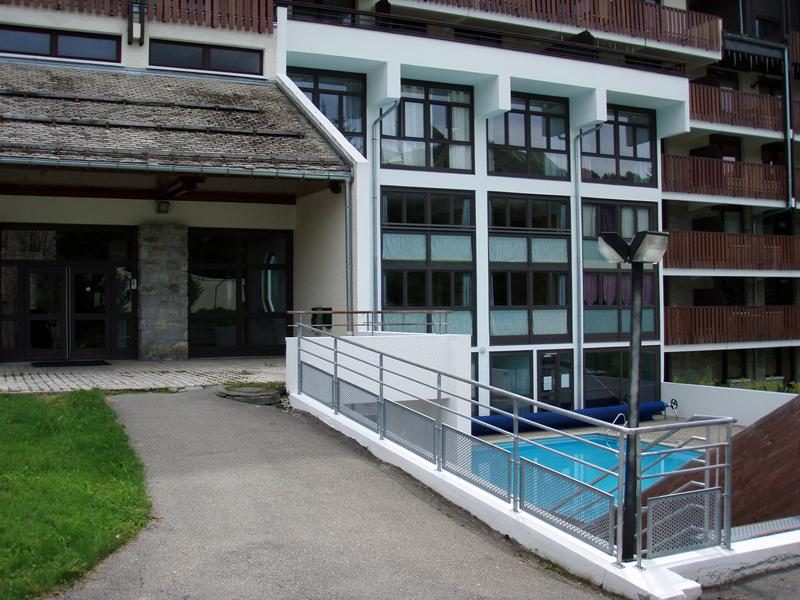 © Vue accès appartement et piscine - Annik Janicot