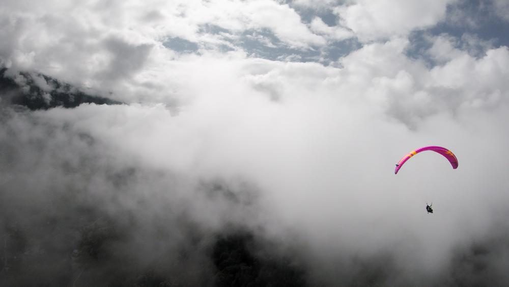 © Parapente dans les nuages - Les Hirondailes