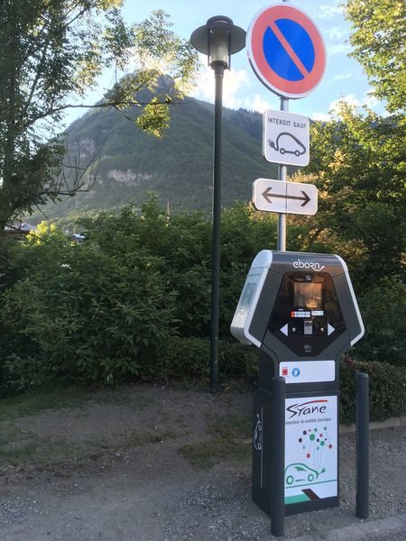 Borne de recharge pour voitures électriques