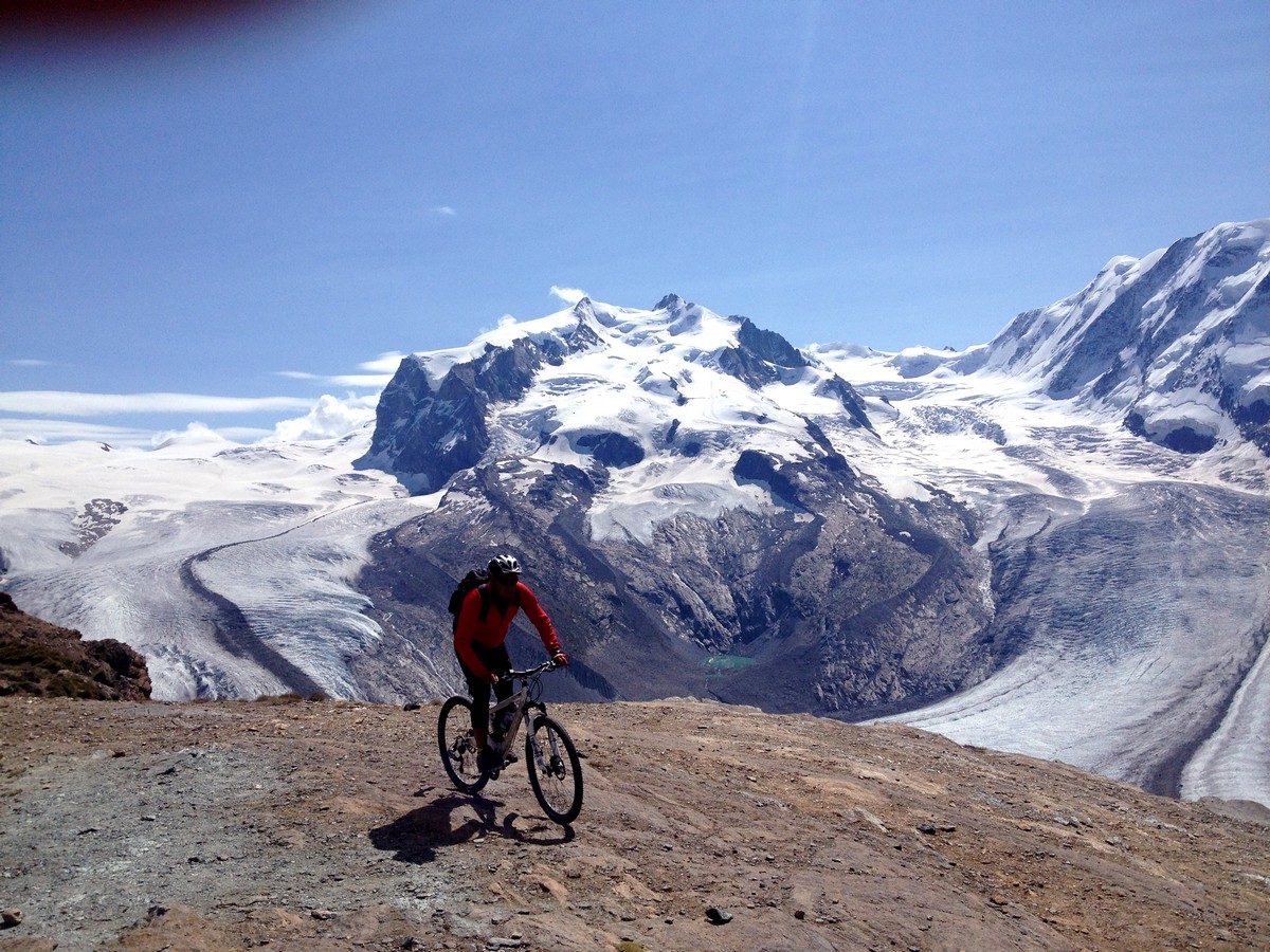 © VTT au pied des glaciers - André Genin