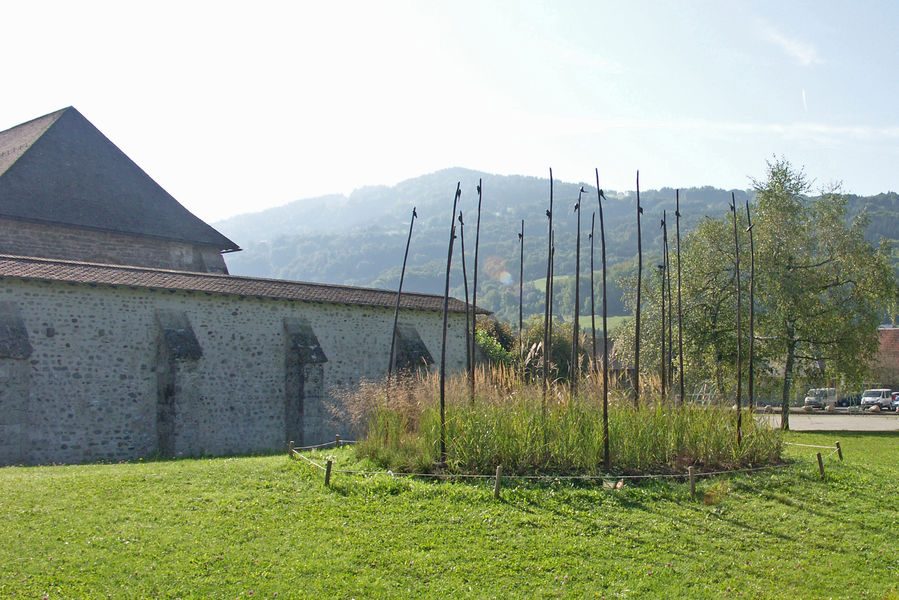 © L’œuvre Mes’anges de Régine Raphoz et en arrière plan, la Chartreuse de Mélan - Régine Raphoz. Mes’anges. ©A.Livache